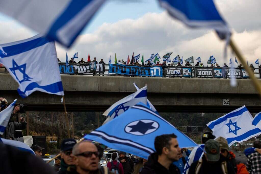 "האירוע עוד לא מאחורינו". דגל חיל האוויר בהפגנה נגד תיקון מערכת המשפט. | אורן בן־חקון