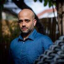 "תקרא לי אי של ממלכתיות בים השמאל". עופר אדרת. | אריק סולטן