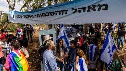 "ברגע שעצרו, נפלה הרוח". מפגינים השבוע בירושלים. | נעמה שטרו