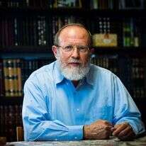 "הדרישה לעצור את כל הרפורמה היא לא מוסרית
ולא הגיונית". הרב סדן בביתו שבעלי, 2014. | אריק סולטן