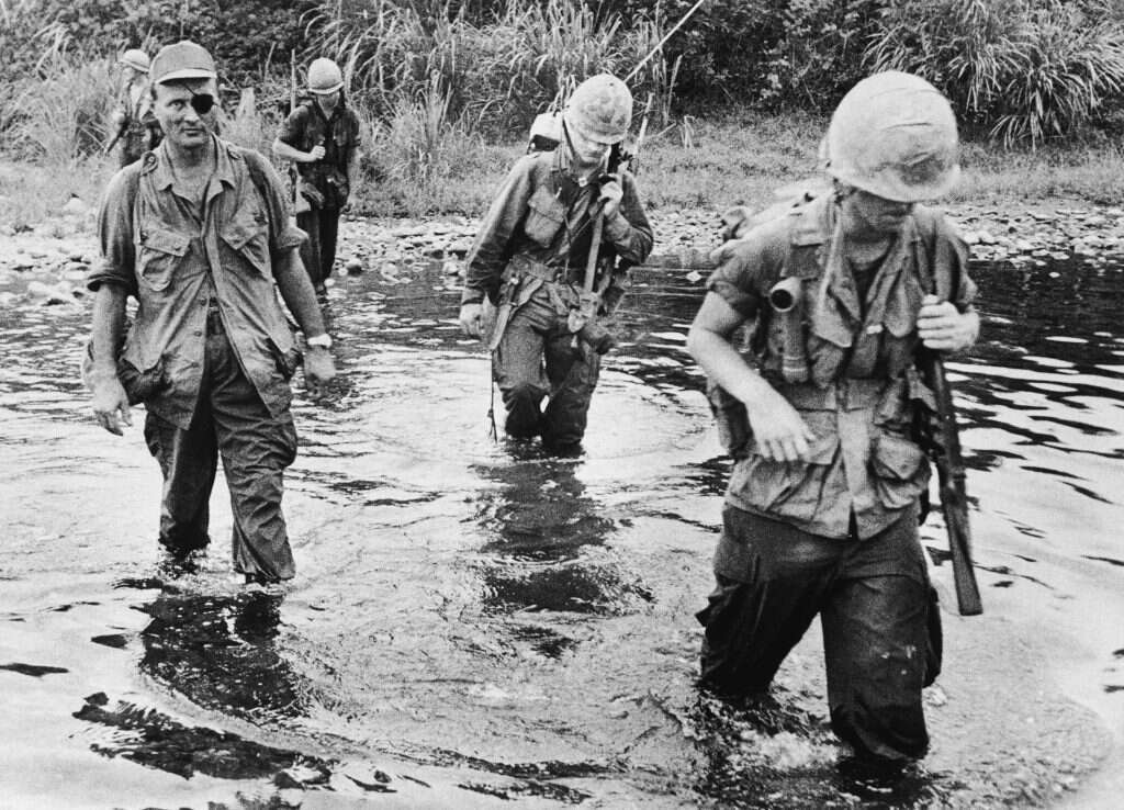הבין את הבעיה הפלסטינית אחרי ביקורו בווייטנאם. דיין עם חיילים אמריקנים, 1966. | גטי אימג'ס
