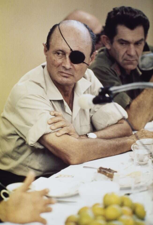 "נכנס למרה שחורה כשהבין שיצטרך לתת הסברים". דיין במסיבת עיתונאים בירושלים, 1973. צילומים: גטי אימג'ס