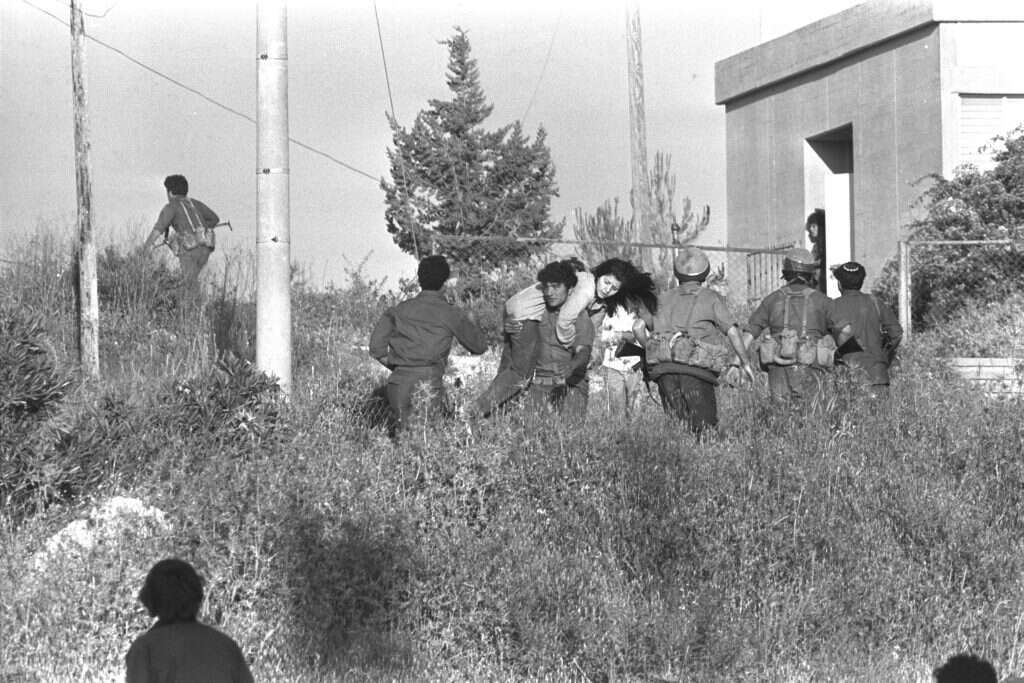 בפיגוע הטרור במעלות זחל דיין בעצמו אל המבנה והציץ דרך החלון. חילוץ הפצועים מבית הספר. | סער יעקב- לע"מ