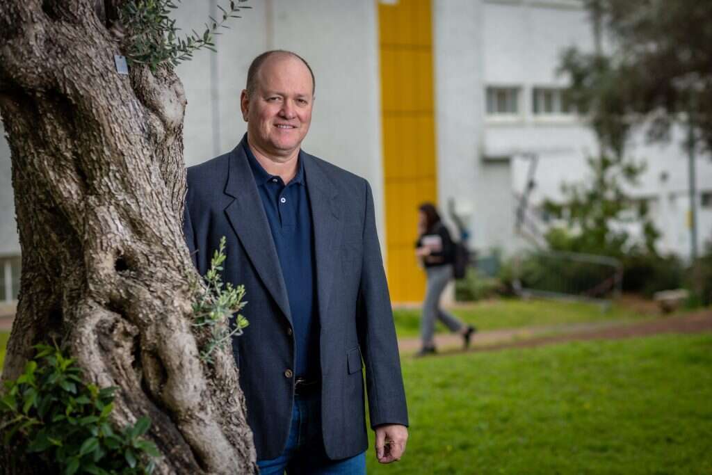 "הייתי מכנה 'דייניסטים' את האנשים שעבדו לצידו ונחשבו מקורבים". איתן שמיר, "דייניסט" בעצמו. | אריק סולטן