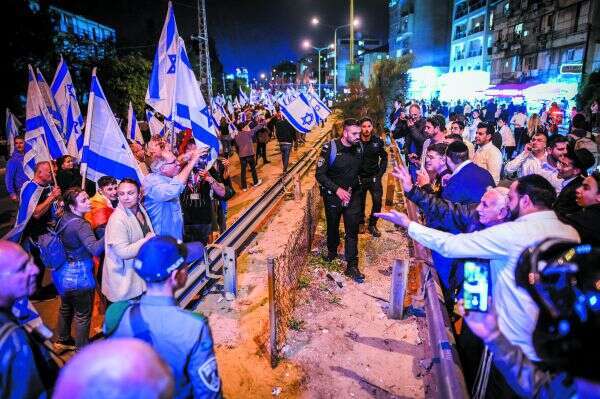 המפגש בין המחנות היה נפיץ, אך בינתיים צלחנו אותו. הפגנה בבני ברק לפני שבוע. | אבשלום ששוני, פלאש 90