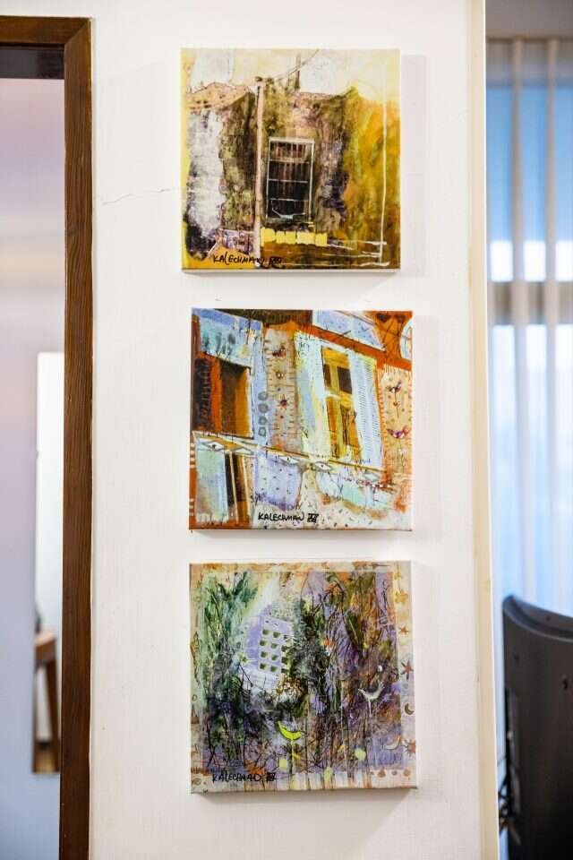 התמונות על הקיר בביתה של רחל ליבני בקיבוץ הזורעים. | ברוך גרינברג