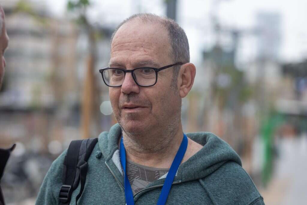 אלון. | יוסי אלוני