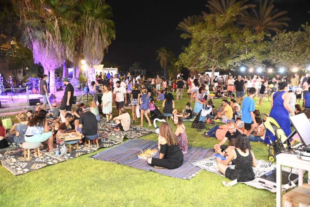 שוק לילה באיילות. | יניב כהן