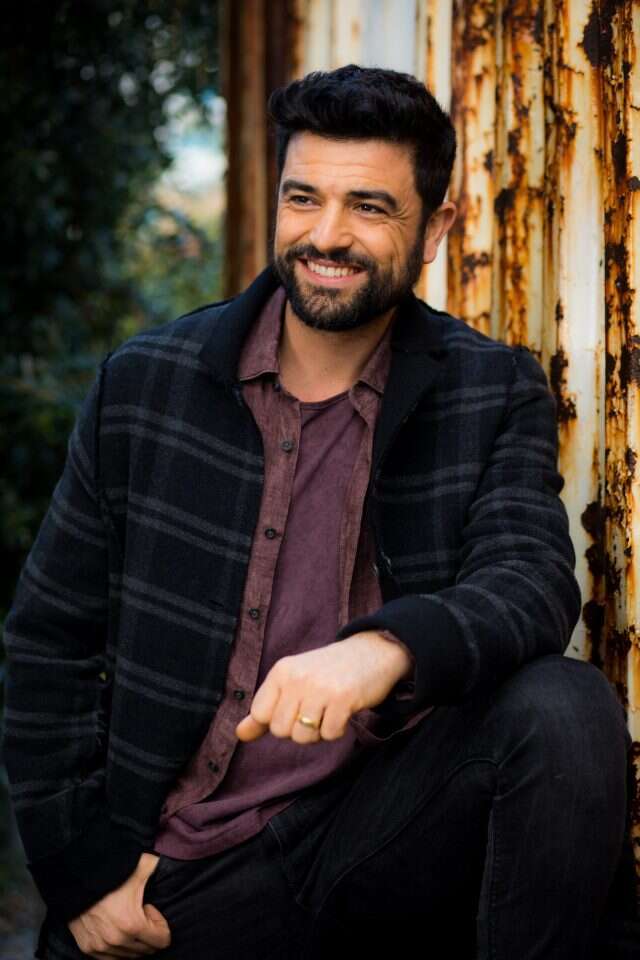 נותנים להם כבוד. ועמוס תמם. | אריק סולטן