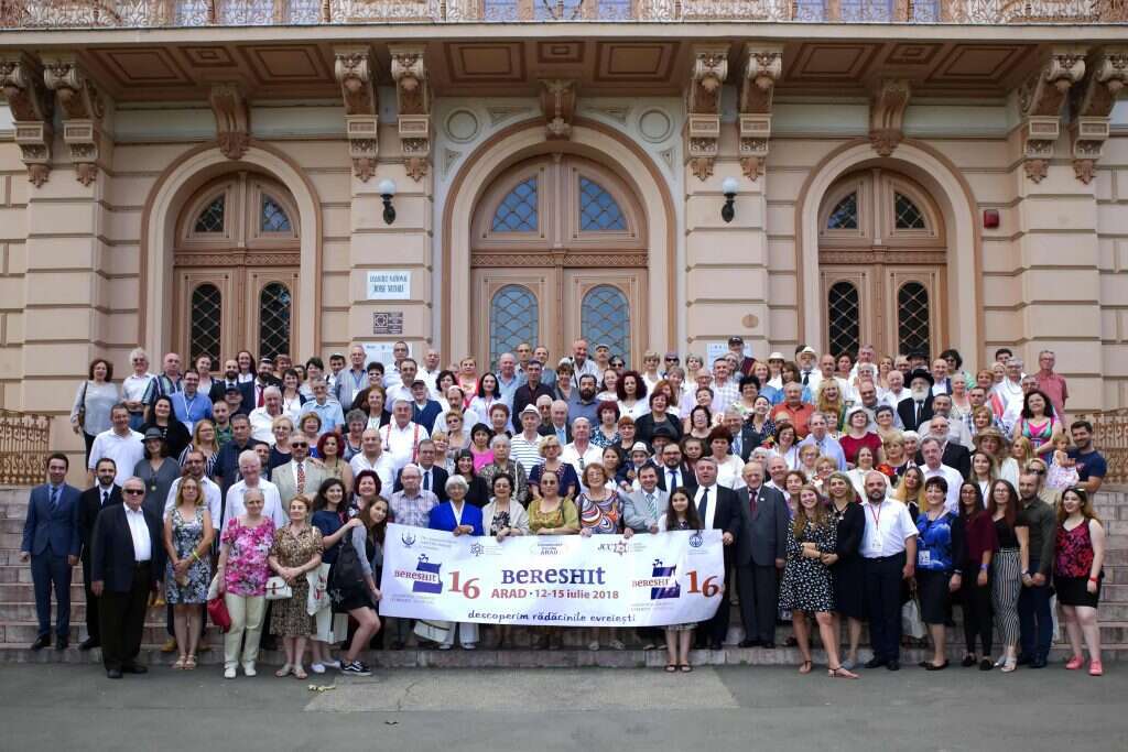 משתתפי האוניברסיטה הקהילתית "בראשית" בתמונה קבוצתית בעיר ארד, רומניה 2018. | באדיבות: ה־ Jcc רומניה