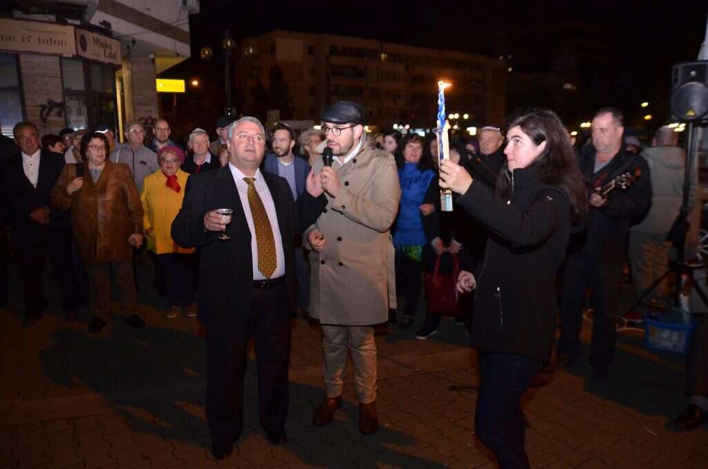 טקס הבדלה חווייתי להפגנת היהדות ברחובה של עיר. | באדיבות: ה־ Jcc רומניה