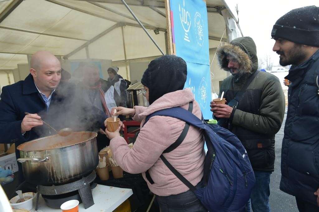 סילביו וקסלר, נשיא הפדרציה היהודית וחבר הפרלמנט הרומני, מקבל פליטים בגבול אוקראינה. | באדיבות: ה־ Jcc רומניה