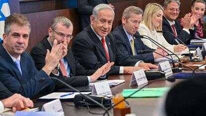 מוחאים כפיים לכבוד המינויים החדשים בישיבת הממשלה הבוקר. | קובי גדעון לעמ מוחאים כפיים לכבוד המינויים החדשים בישיבת הממשלה הבוקר. | קובי גדעון לעמ