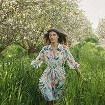 שמלה אביבית של שדה בר. | ליאור קסון