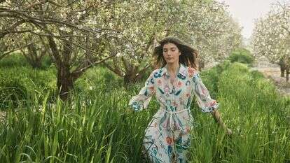 שמלה אביבית של שדה בר. | ליאור קסון