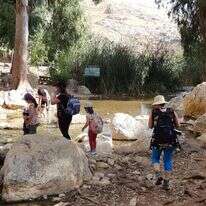 מטיילים בשמורת טבע עין פרת. | ערן קרוזל רשות הטבע והגנים