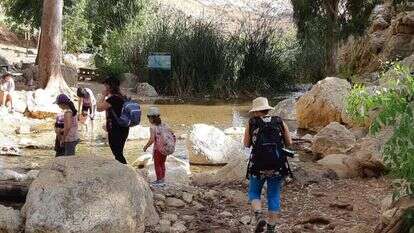 מטיילים בשמורת טבע עין פרת. | ערן קרוזל רשות הטבע והגנים