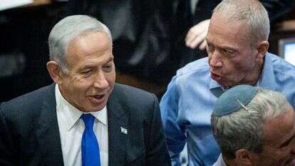 "חייבים להחזיר את החטופים. במיוחד אתה ואני, ראש הממשלה ושר הביטחון בזמן ה-7 באוקטובר". נתניהו וגלנט בכנסת. | יונתן זינדל, פלאש 90