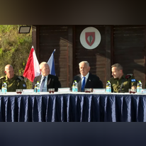 נתניהו וגלנט בהרמת כוסית עם יחידת עוקץ לרגל חג הפסח. | מסך, לע"מ נתניהו וגלנט בהרמת כוסית עם יחידת עוקץ לרגל חג הפסח. | מסך, לע"מ