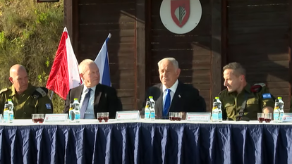 נתניהו וגלנט בהרמת כוסית עם יחידת עוקץ לרגל חג הפסח. | מסך, לע"מ