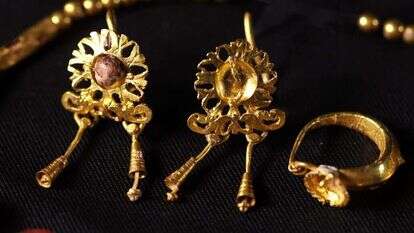 עגילי זהב עתיקים. | אמיל אלג'ם, רשות העתיקות