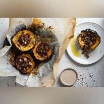 דלעת ערמונים ממולאת בבשר בקר טחון, פטריות וערמונים, כשר לפסח. | תבליני מימון