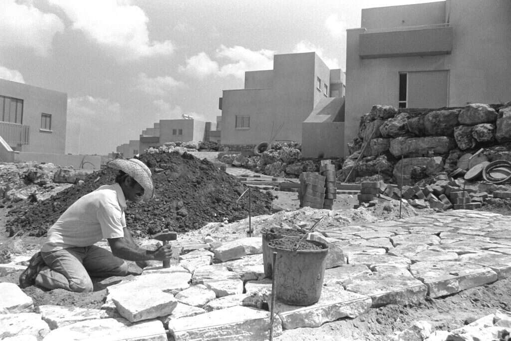 "בזכות ההשגחה". העבודות להקמת עמנואל. | נתי הרניק - לע"מ