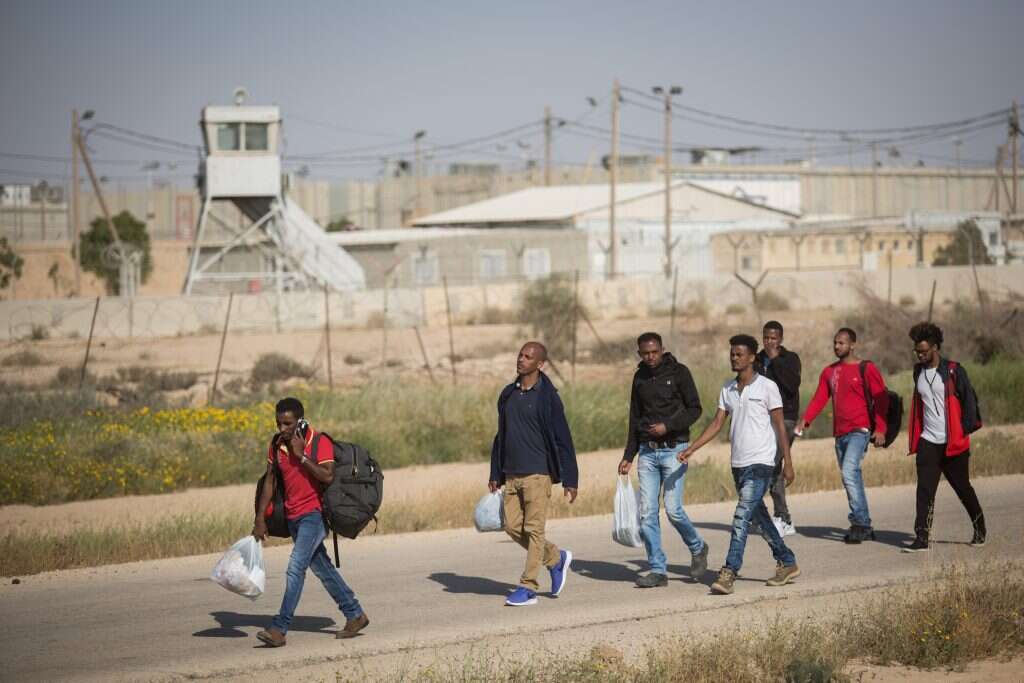 מסתננים מאפריקה מחוץ למתקן סהרונים, 2018. | הדס פרוש, פלאש 90