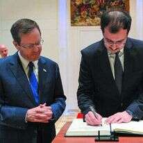 השגריר מוכתר ממדוב מגיש את כתב ההאמנה לנשיא הרצוג. | חיים צח, לע"מ