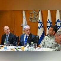 נתניהו וגלנט בהרמת כוסית לרגל פסח עם הרמטכ"ל הלוי. | קובי גדעון, לע"מ