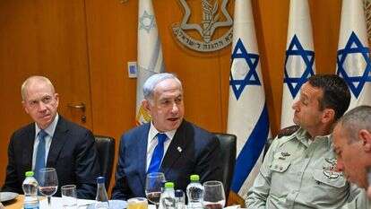 נתניהו וגלנט בהרמת כוסית לרגל פסח עם הרמטכ"ל הלוי. | קובי גדעון, לע"מ