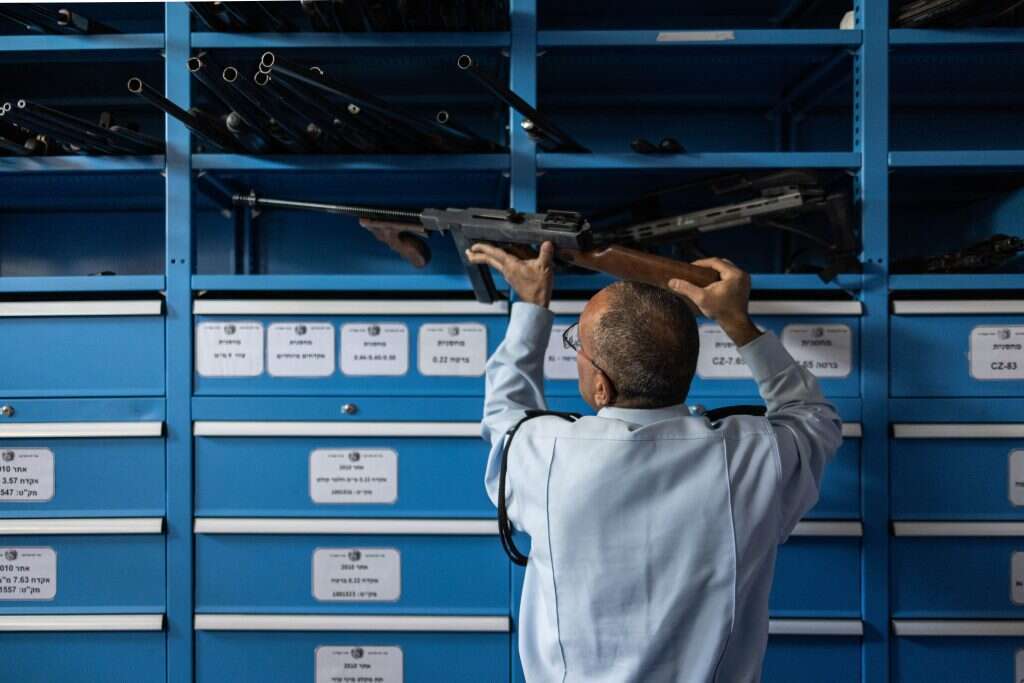 עשרות אלפי כלי נשק מגיעים מדי שנה. רס"מ כהן במרכז ההפקדות. | אבישג שאר יישוב