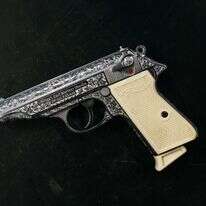 אקדח וולטר פואד בן אליעזר. | אבישג שאר יישוב