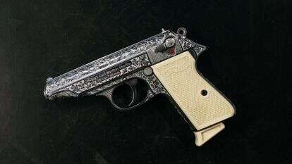 אקדח וולטר פואד בן אליעזר. | אבישג שאר יישוב