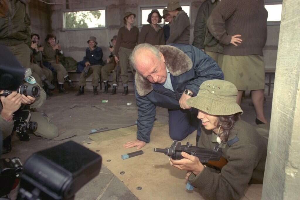 האקדח שהרג אותו לא נמצא במרכז ההפקדות, אלא במחלקת החקירות של המשטרה. יצחק רבין מבקר במטווח לוחמות בעת שכיהן כשר הביטחון, 1989. | צביקה ישראלי - לע"מ