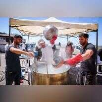 תמצאו כבר פשרה ותעשו לכולנו חג כשר, ואם אפשר גם שמח. הגעלת כלים בצפת. | דוד כהן, פלאש 90