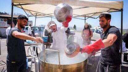 תמצאו כבר פשרה ותעשו לכולנו חג כשר, ואם אפשר גם שמח. הגעלת כלים בצפת. | דוד כהן, פלאש 90