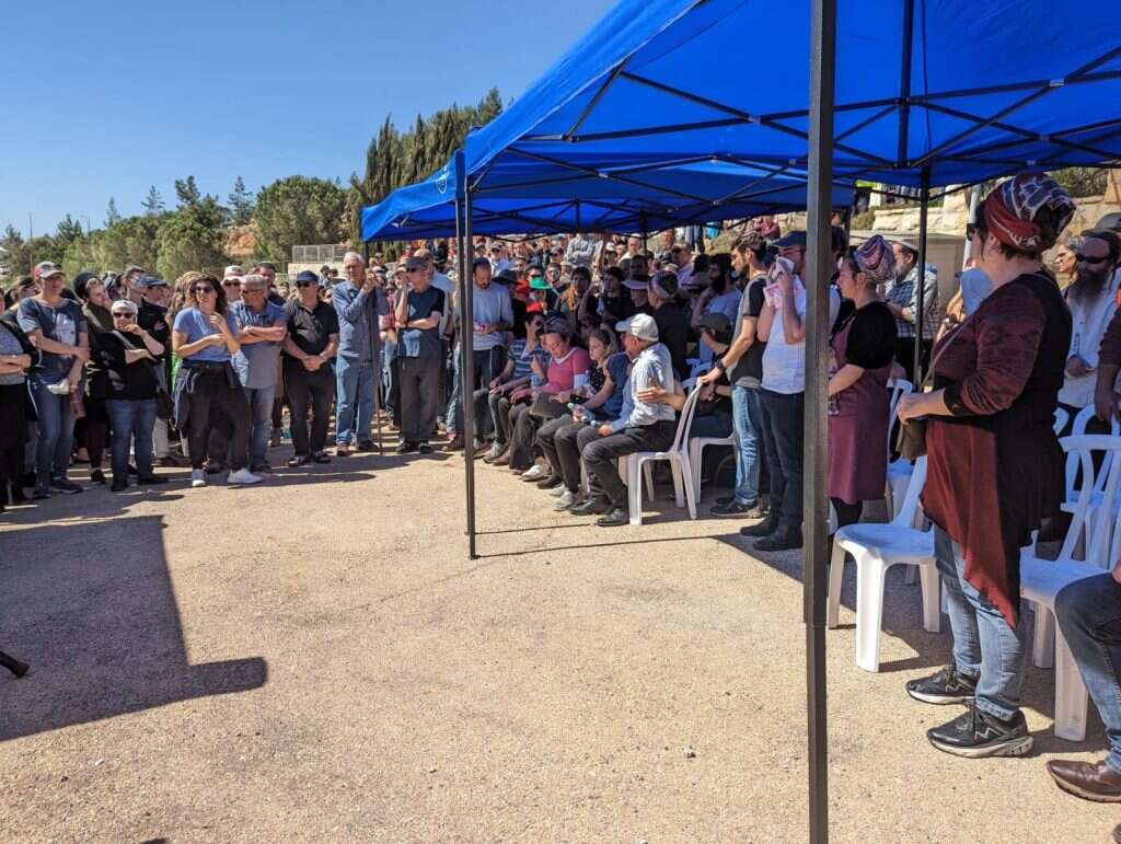 "לא הכרנו את המנהג שילד בן פחות משלוש נישא בהלוויה בידיים". הלווייתה של הדר נגה. | TPS