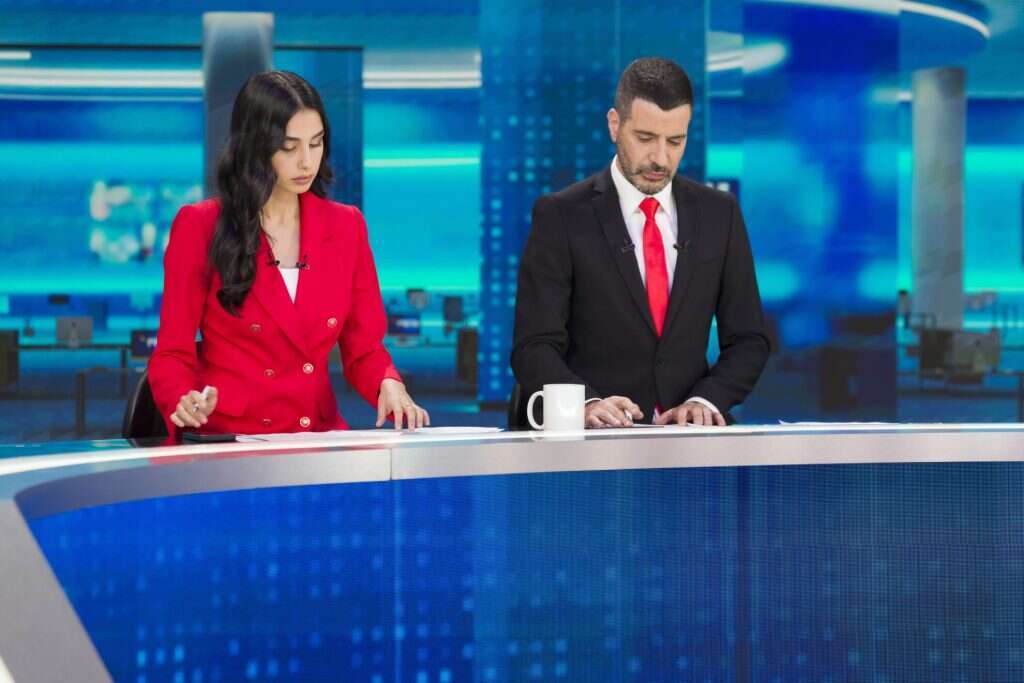 "מזמור לתודה" בסוף כל מהדורה. טביבי ושרון גל באולפן. | מסך: חדשות ערוץ 14