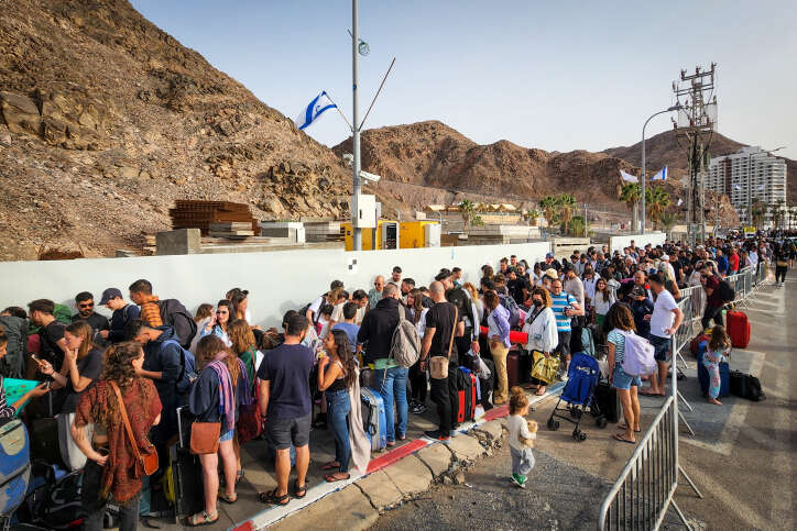 תורי ענק במעבר הגבול טאבה בפסח שעבר. | פלאש 90