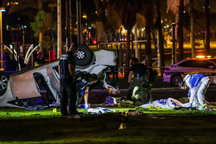 זירת פיגוע הדריסה בליל שבת חוה"מ פסח. | איתי רון פלאש 90