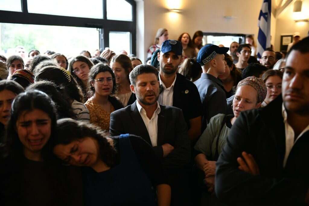 בצלאל סמוטריץ' בלווית האחיות די. | מאיר אליפור/TPS