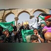 הפגנות והתפרעויות של פלסטינים בהר הבית עם דגלי חמאס. | ג'מאל עואד, פלאש 90