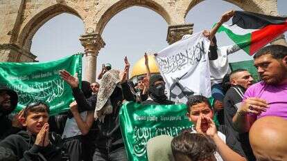 הפגנות והתפרעויות של פלסטינים בהר הבית עם דגלי חמאס. | ג'מאל עואד, פלאש 90