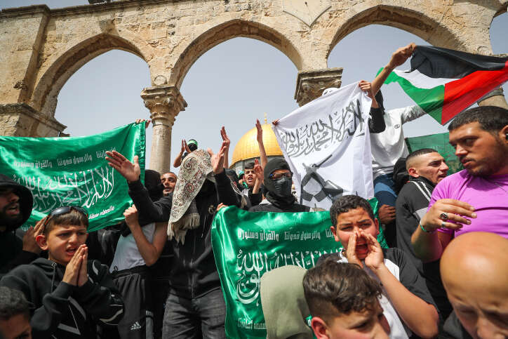 הפגנות והתפרעויות של פלסטינים בהר הבית עם דגלי חמאס. | ג'מאל עואד, פלאש 90