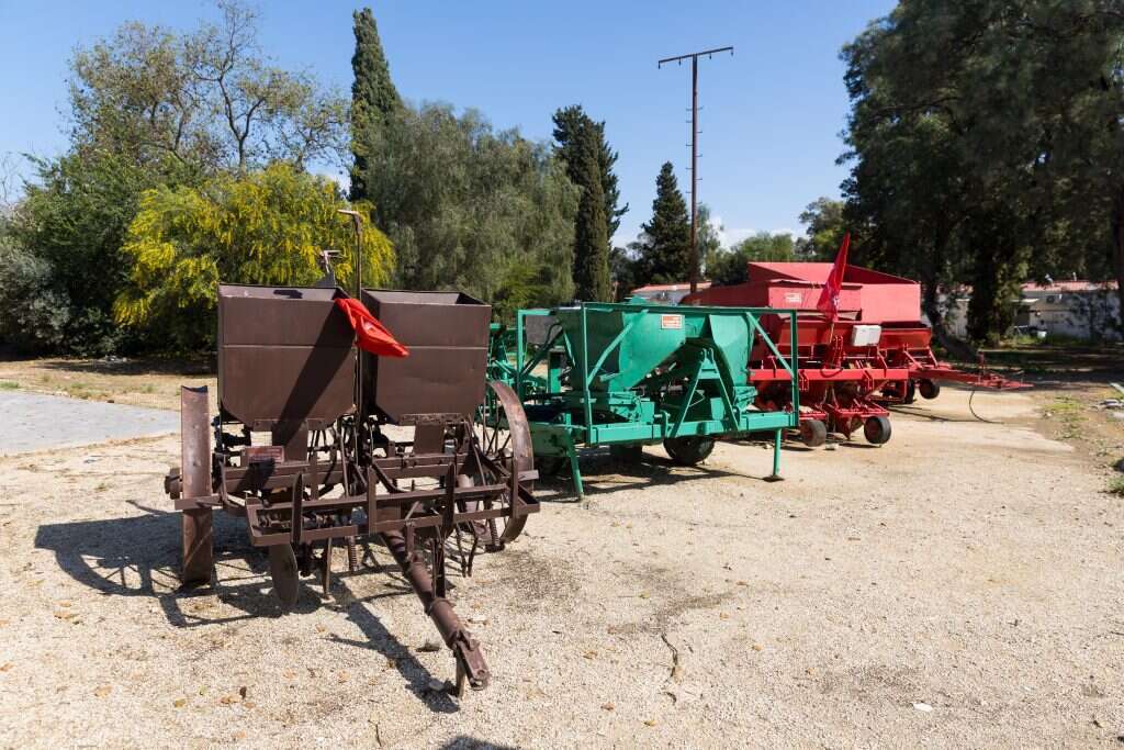 "היום יש לנו 500,1 דונם תפוחי אדמה, וזה קרה הודות למכונות".
כלים חקלאיים מראשית ימי נחל עוז. | לירון מולדובן "היום יש לנו 500,1 דונם תפוחי אדמה, וזה קרה הודות למכונות".
כלים חקלאיים מראשית ימי נחל עוז. | לירון מולדובן