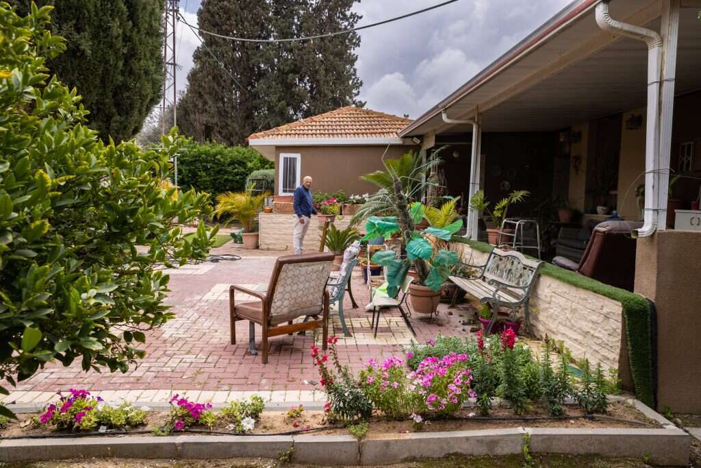 ביתם של ראובן ומרי עטר, מושב תאשור. | ברוך גרינברג