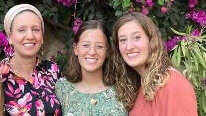 לוסי (לאה) די הי"ד ושתי בנותיה שנרצחו בפיגוע, מאיה ורינה הי"ד. | באדיבות המשפחה