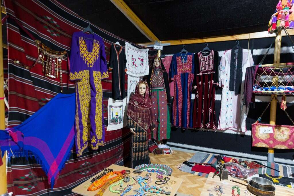 הגיעו במאה ה־18 מאזור סעודיה. תלבושות מסורתיות באוהל המורשת. | לירון מולדובן