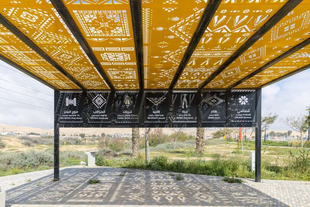 מודעות לחשיבות התיירות מונעת ונדליזם. המחשת המוטיבים של הרקמה הבדואית בטיילת בקסר א־סיר. | לירון מולדובן